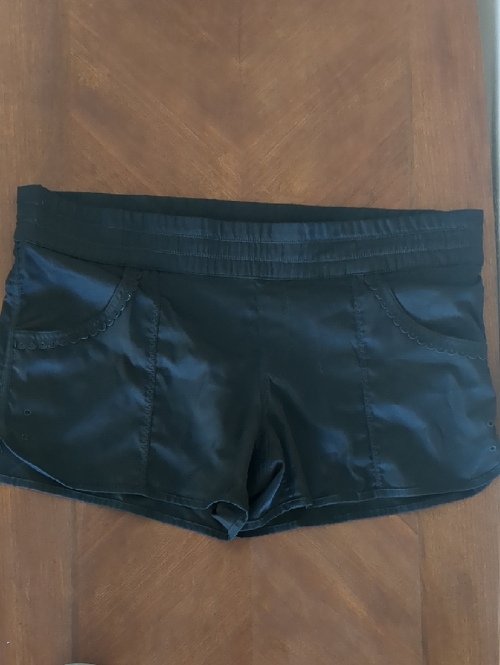 Lulu Shorts With Pocket Detail - Picture 5 of 7